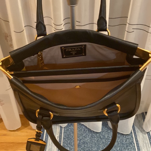 Prada small satchel w 2 leather lining compartments + 2,3 inside. Classy lady’s - Picture 3 of 5